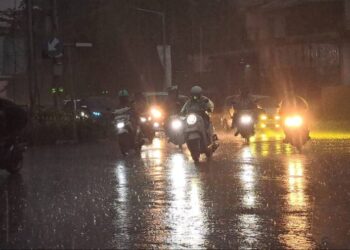 Hujan deras mengguyur ruas jalan di Kota Pematangsiantar. BMKG memperkirakan cuaca ekstrem berpotensi melanda sejumlah wilayah di Sumatera Utara akibat pengaruh Bibit Siklon Tropis di Samudra Hindia.(Simantab/Putra Purba)