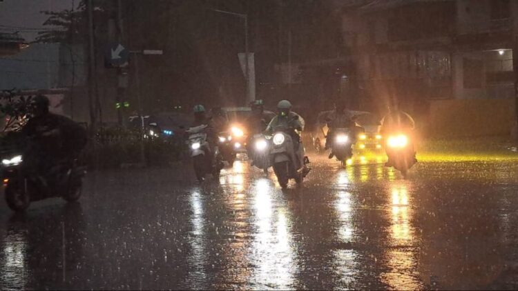 Hujan deras mengguyur ruas jalan di Kota Pematangsiantar. BMKG memperkirakan cuaca ekstrem berpotensi melanda sejumlah wilayah di Sumatera Utara akibat pengaruh Bibit Siklon Tropis di Samudra Hindia.(Simantab/Putra Purba)