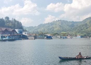 Kawasan Danau Toba di Parapat, Kabupaten Simalungun, masih dimanfaatkan masyarakat untuk aktivitas tradisional di tengah geliat pariwisata.(Simantab/Putra Purba)
