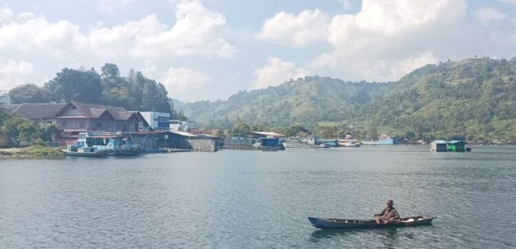 Kawasan Danau Toba di Parapat, Kabupaten Simalungun, masih dimanfaatkan masyarakat untuk aktivitas tradisional di tengah geliat pariwisata.(Simantab/Putra Purba)