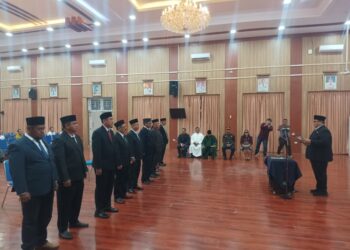 Anggota Dewan Pendidikan Kabupaten Simalungun mengikuti pengambilan sumpah jabatan saat pelantikan periode 2025–2030. Pemerintah daerah menekankan pentingnya sinergi, integritas, serta pengawasan terhadap mutu pendidikan di seluruh wilayah Simalungun.(Simantab/Putra Purba)