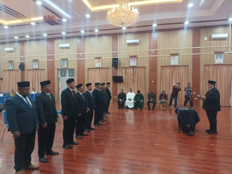 Anggota Dewan Pendidikan Kabupaten Simalungun mengikuti pengambilan sumpah jabatan saat pelantikan periode 2025–2030. Pemerintah daerah menekankan pentingnya sinergi, integritas, serta pengawasan terhadap mutu pendidikan di seluruh wilayah Simalungun.(Simantab/Putra Purba)
