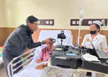 Petugas Disdukcapil Kabupaten Simalungun melakukan perekaman KTP elektronik kepada seorang warga lanjut usia yang tengah menjalani perawatan di RS Harapan Pematangsiantar, Kamis (8/1/2026).(Simantab/ist)