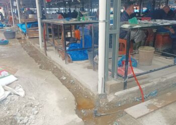 Genangan air akibat drainase tersumbat tampak di area lapak pedagang ayam potong Pasar Balerong eks Gedung IV Pasar Horas, Pematangsiantar. Kondisi ini dikeluhkan pedagang karena menghambat aktivitas jual beli dan menimbulkan bau menyengat. (Simantab/Putra Purba)