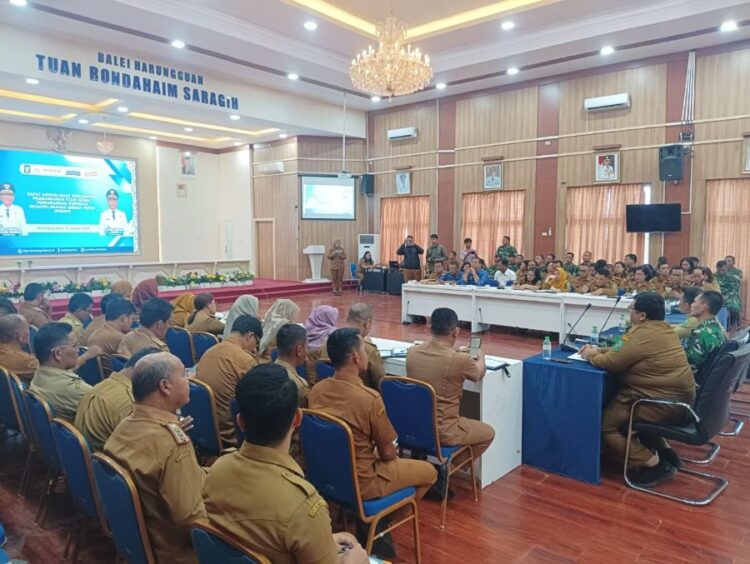 Rapat Konsolidasi Pembangunan Fisik Gerai dan Pergudangan Koperasi Desa/Kelurahan Merah Putih yang digelar di Balei Harungguan Tuan Rondahaim Saragih, Senin (19/1/2026).(Simantab/ Putra Purba)