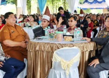 Sekda Kabupaten Simalungun Mixnon Simamora dan tokoh Sumatera Utara JR Saragih menghadiri open house GKPS.(Simantab/rel)