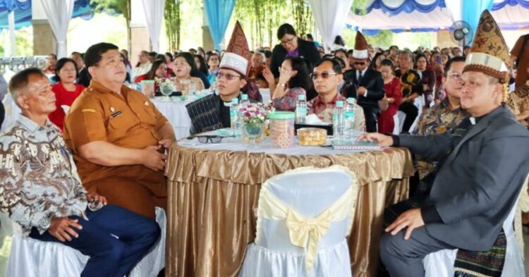 Sekda Kabupaten Simalungun Mixnon Simamora dan tokoh Sumatera Utara JR Saragih menghadiri open house GKPS.(Simantab/rel)