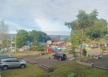 Suasana kawasan Parapat, Kecamatan Girsang Sipanganbolon, Kabupaten Simalungun yang terus berkembang sebagai pusat wisata.(Simantab/Putra Purba)
