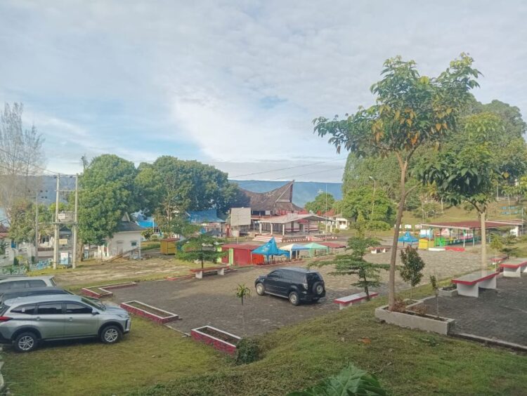 Suasana kawasan Parapat, Kecamatan Girsang Sipanganbolon, Kabupaten Simalungun yang terus berkembang sebagai pusat wisata.(Simantab/Putra Purba)