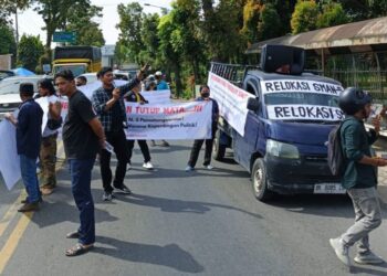 Puluhan orangtua siswa dan mahasiswa yang tergabung dalam "Masyarakat Peduli Pendidikan Sumatera Utara" menggelar aksi unjuk rasa di depan gerbang SMA Negeri 5 Pematangsiantar, di Jalan Medan Km 6.8, Kelurahan Tanjung Tongah, Kecamatan Siantar Martoba, Senin (19/1/2026).(Simantab/Putra Purba)