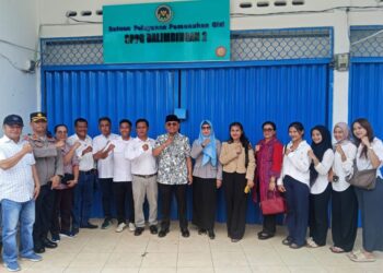 Foto bersama Bupati Simalungun, Anton Achmad Saragih dengan rombongan di depan kantor Satuan Pelayanan Pemenuhan Gizi (SPPG) Balimbingan 2, Nagori Balimbingan, Kecamatan Tanah Jawa, Kamis (22/1/2026).(Simantab/Putra Purba)