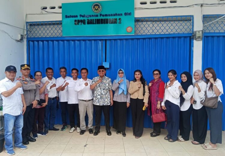 Foto bersama Bupati Simalungun, Anton Achmad Saragih dengan rombongan di depan kantor Satuan Pelayanan Pemenuhan Gizi (SPPG) Balimbingan 2, Nagori Balimbingan, Kecamatan Tanah Jawa, Kamis (22/1/2026).(Simantab/Putra Purba)