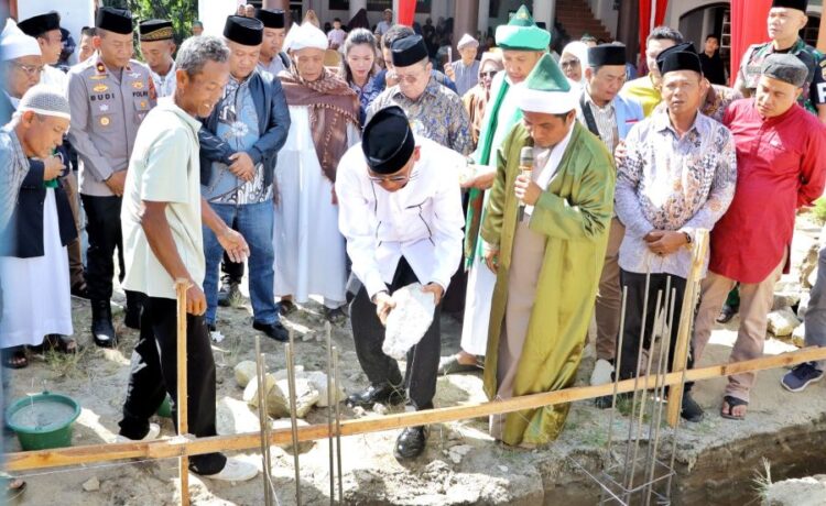 Bupati Simalungun Anton Achmad Saragih meletakkan batu pertama pembangunan Rumah Tahfiz Qur’an di Kecamatan Hatonduhan.(Simantab/ist)